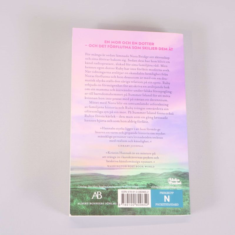 Baksidan av pocketbok med beskrivande text och ISBN-nummer