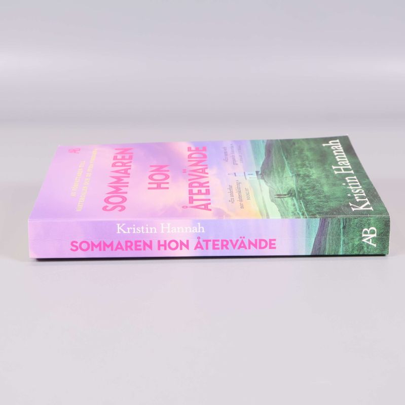 Rygg och framsida på liggande bok Sommaren hon återvände