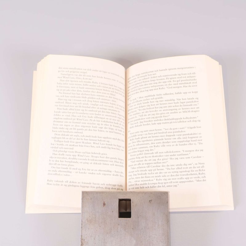 Uppslagen bok med läsbar svensk text inuti
