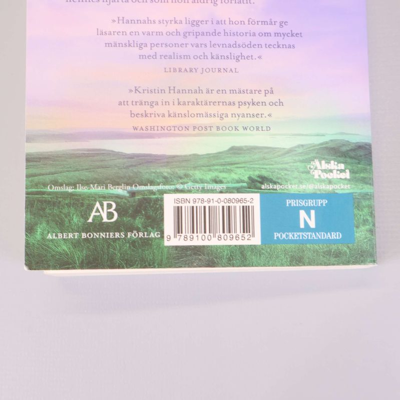 Närbild på ISBN-nummer och förlag på baksidan av boken