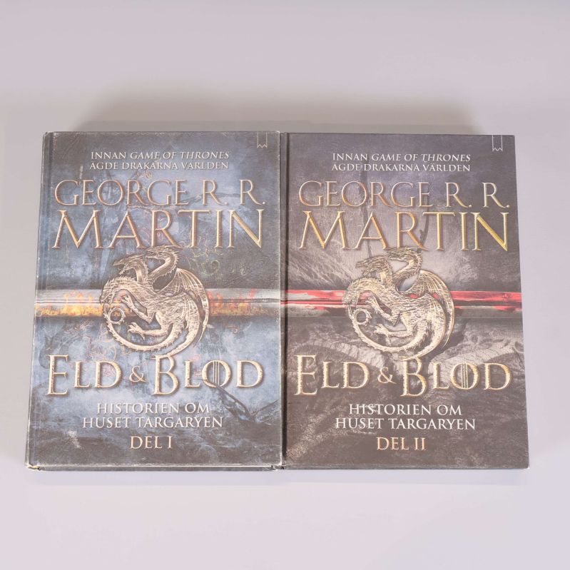Två böcker av George R.R. Martin, Eld & Blod del I och II, med eleganta omslag