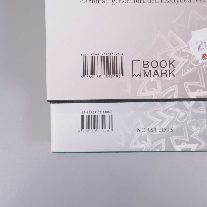 Närbild på ISBN och förlagslogotyper på ytterligare två böcker ur Kontrahenterna