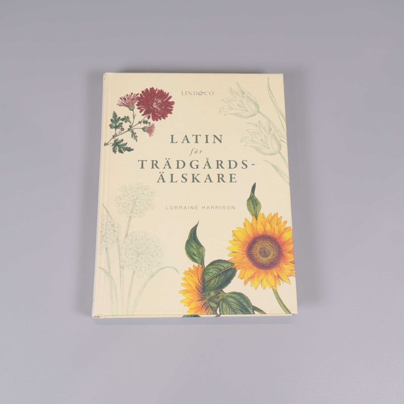 Framsida av boken Latin för trädgårdsälskare med blommor och ljus bakgrund