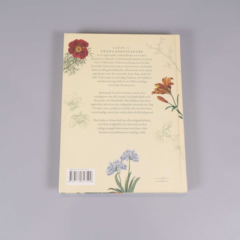Baksida av boken Latin för trädgårdsälskare med text och blomillustrationer