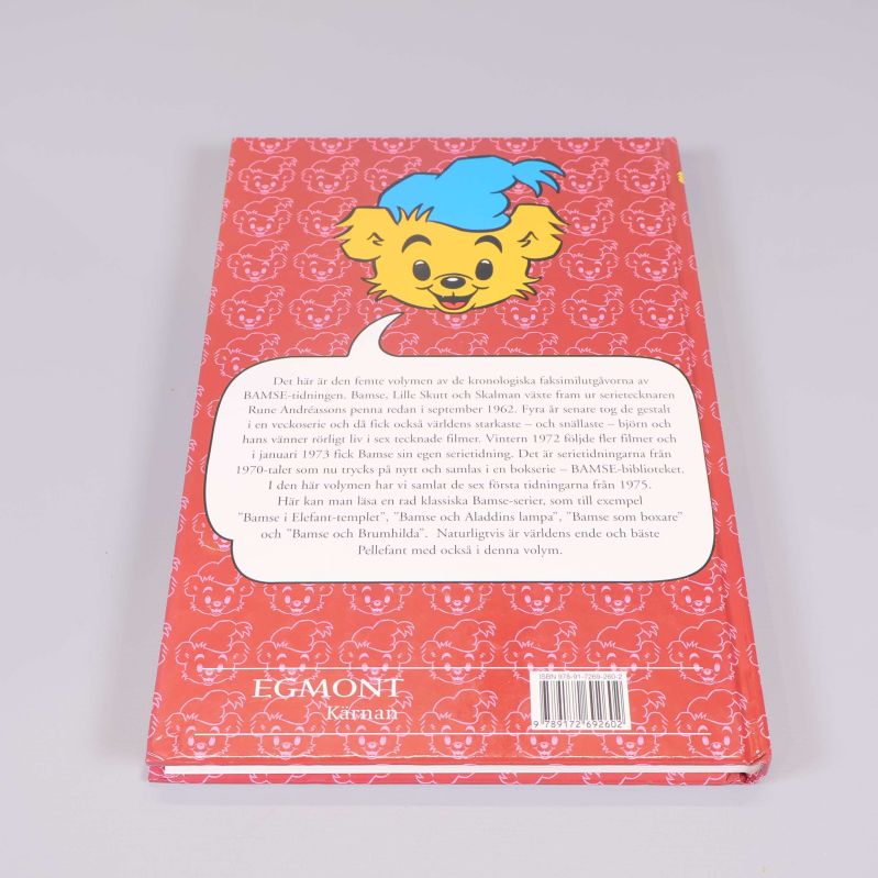 Baksida av Bamsebiblioteket volym 5 med beskrivande text och Bamse-motiv