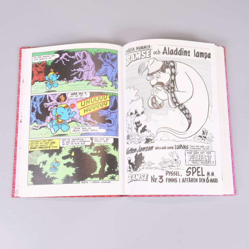Uppslag ur Bamsebiblioteket med färglagda serierutor och svartvit annons