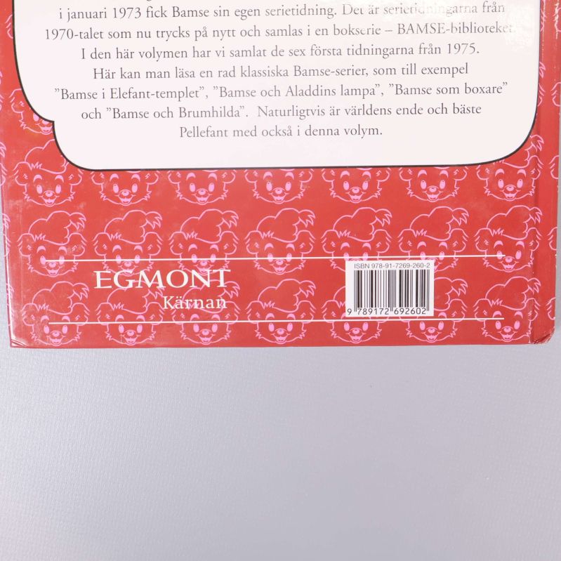 Närbild på ISBN och Egmont-logga på baksidan