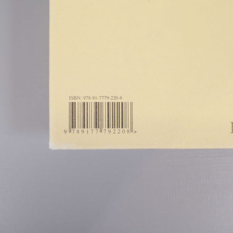 Närbild av ISBN-streckkod på baksidan av Växternas släktskap