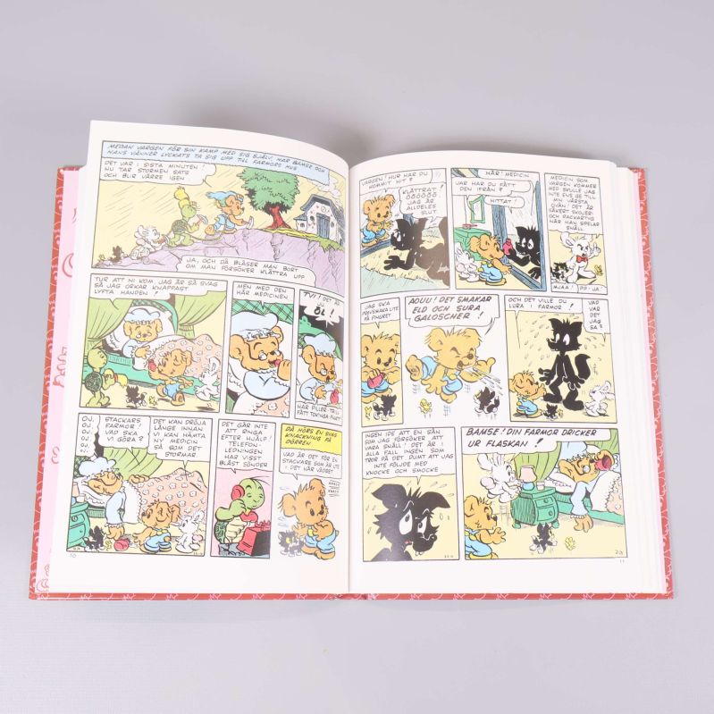 Uppslag med färgglada serierutor från Bamse biblioteket