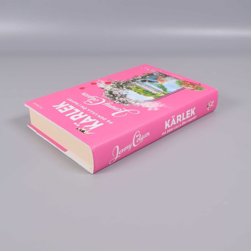 Boken Kärlek på den lilla ön i havet sedd snett ovanifrån, visar tjocklek och omslagets illustration