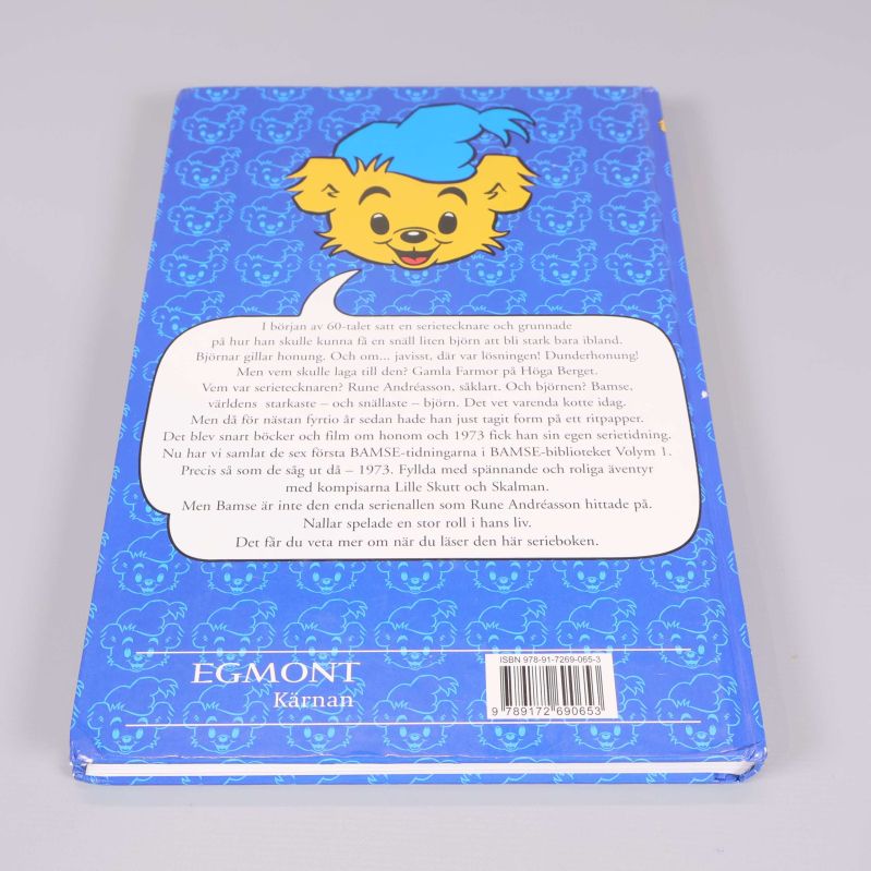 Baksidan av Bamse-biblioteket med blå bakgrund och pratbubbla