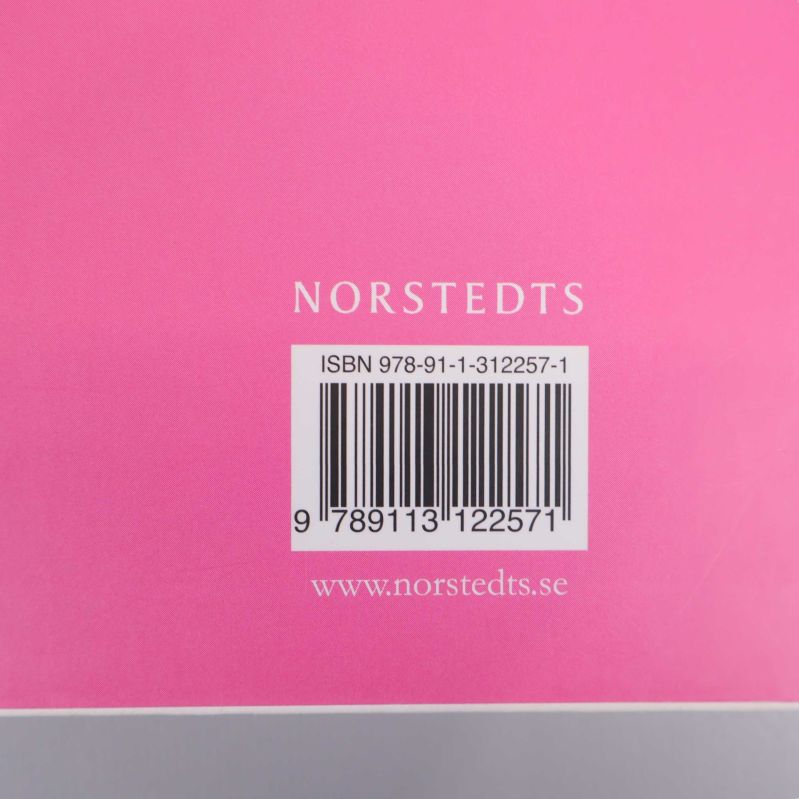 Närbild på ISBN och streckkod på baksidan av boken Kärlek på den lilla ön i havet
