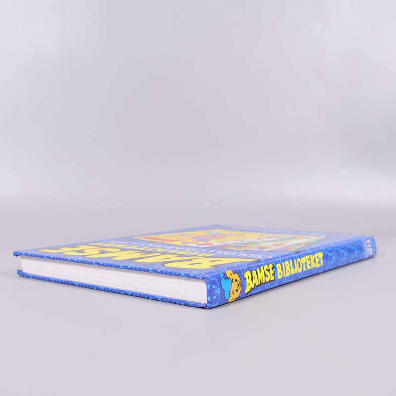 Snett liggande Bamse-biblioteket, visar bokens tjocklek och kant