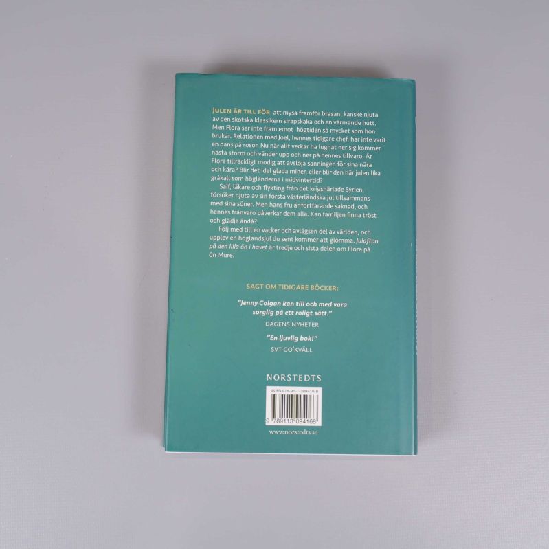 Baksidan av boken Julafton på den lilla ön i havet med sammanfattning och citat