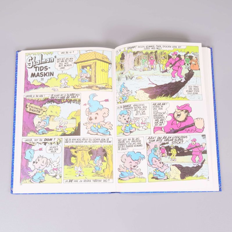 Uppslag i Bamse-biblioteket med färgglada serierutor på båda sidor