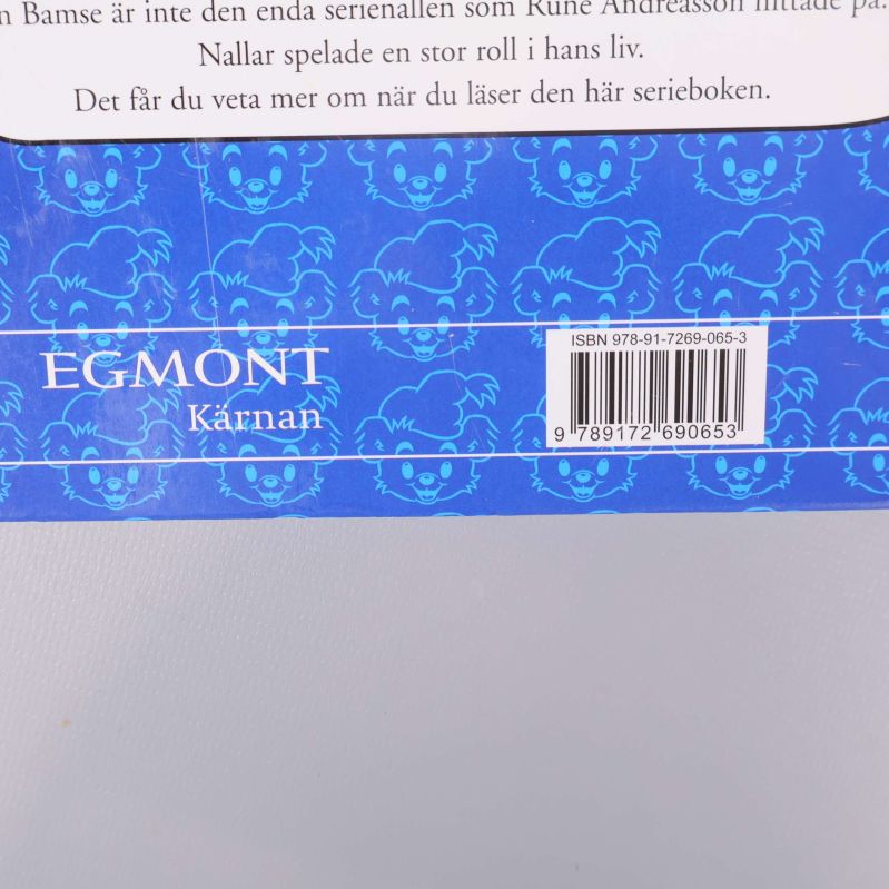 Närbild på ISBN-nummer 978-91-7269-065-3 på baksidan av Bamse-biblioteket