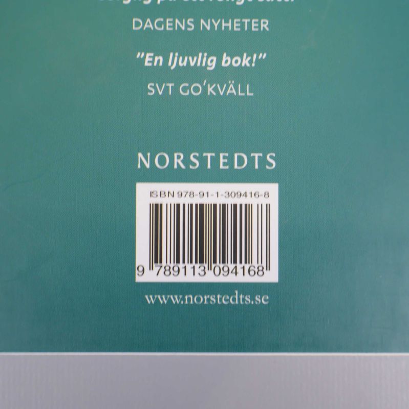 Närbild av baksidans nedre del med ISBN-nummer och streckkod