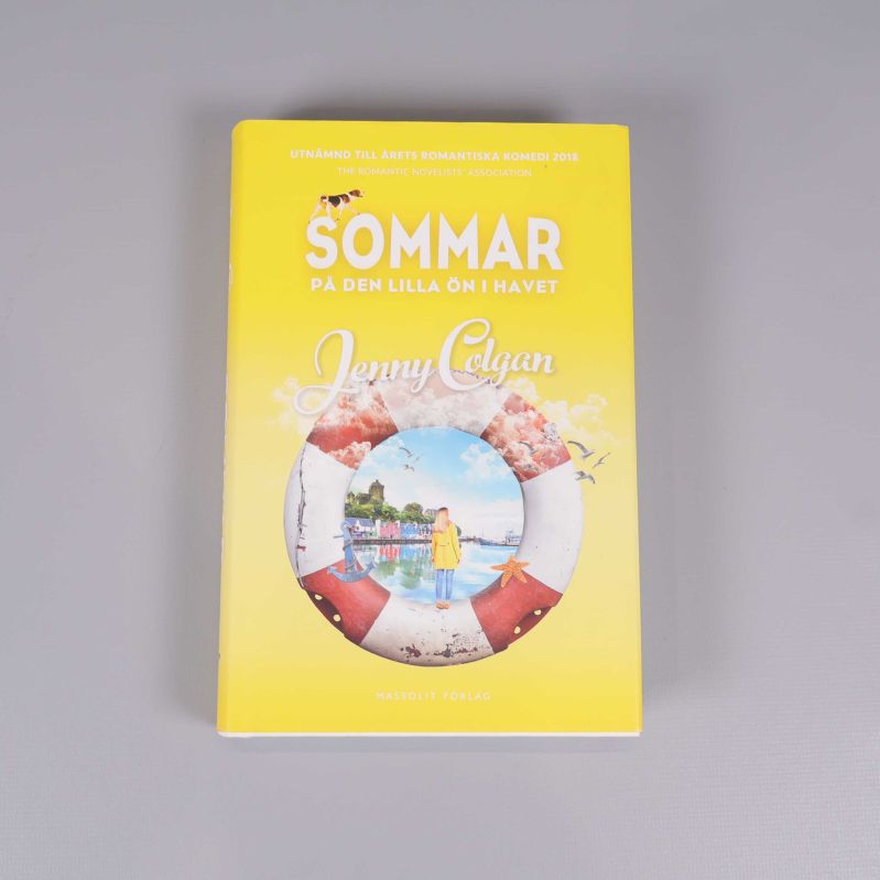 Framsidan av boken Sommar på den lilla ön i havet, med gul bakgrund och illustrerat omslag