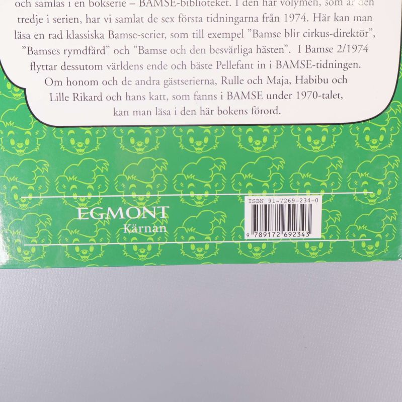 Närbild av baksidan med ISBN och Egmont Kärnan logotyp