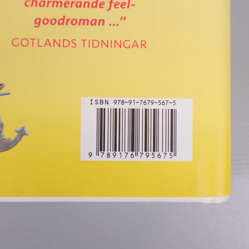 Närbild av streckkod och ISBN på bokens baksida