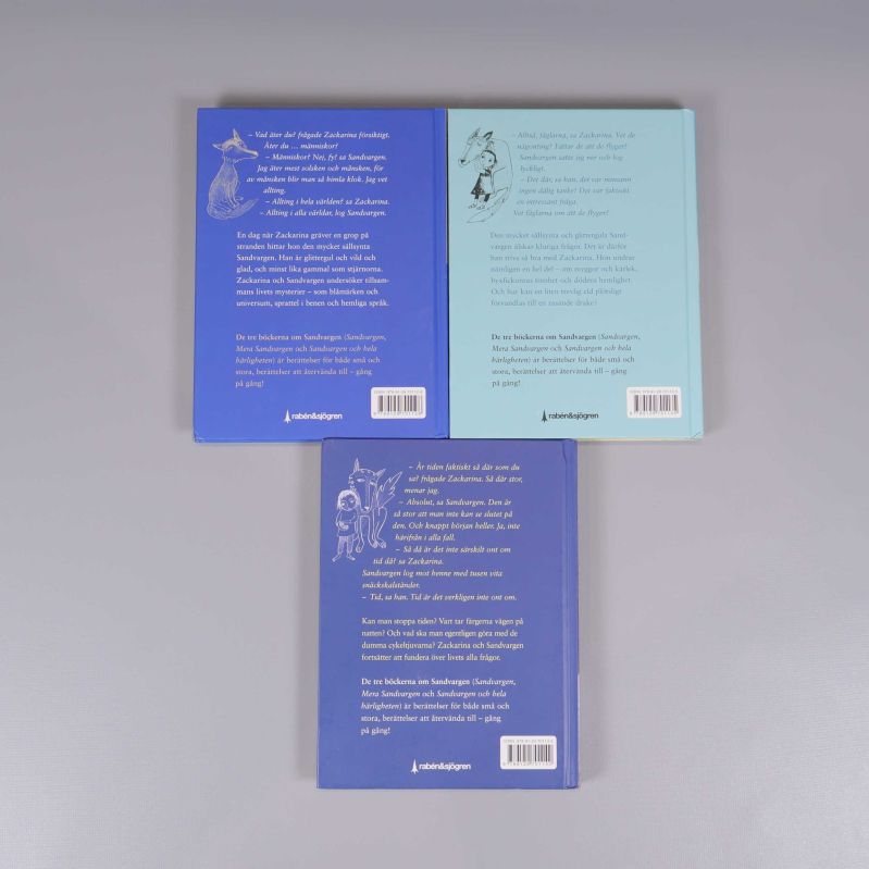 Baksida av tre Sandvargen-böcker med text och illustrationer