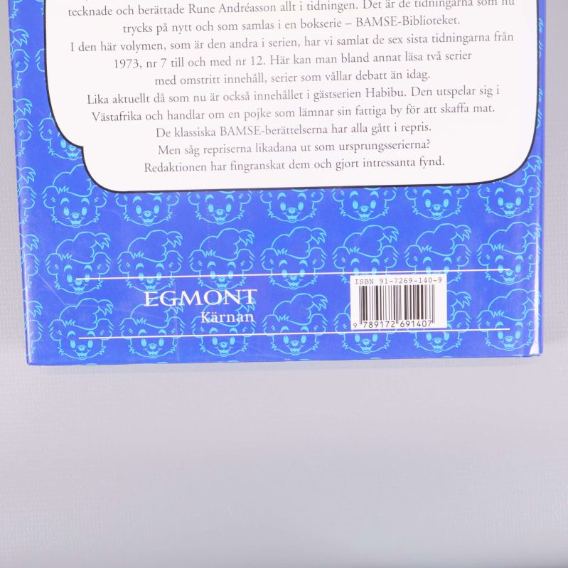 Närbild på bokens baksida med Egmont Kärnan och ISBN-nummer