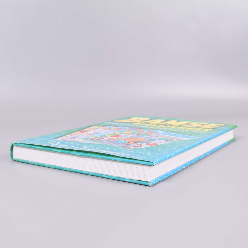 Bamsebiblioteket bok sedd från annan vinkel, fokus på pärm