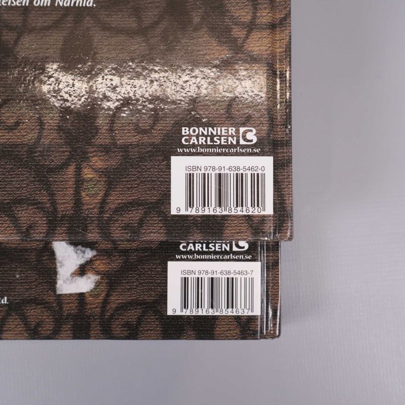 Närbild på två ISBN-nummer på baksidorna av Narnia-böcker