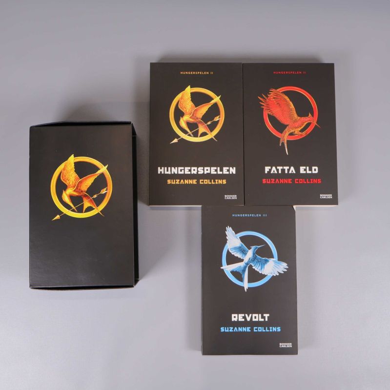 Hungerspelen-trilogin boxset med tre böcker i färgmarkerade omslag