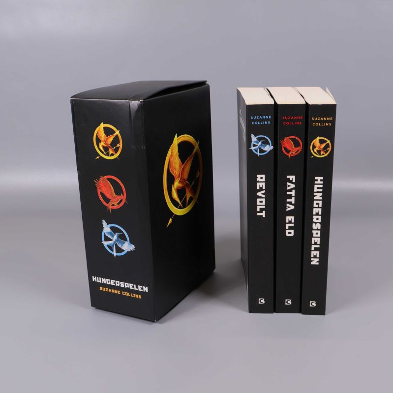 Hungerspelen boxset stående med böckerna placerade bredvid förpackningen