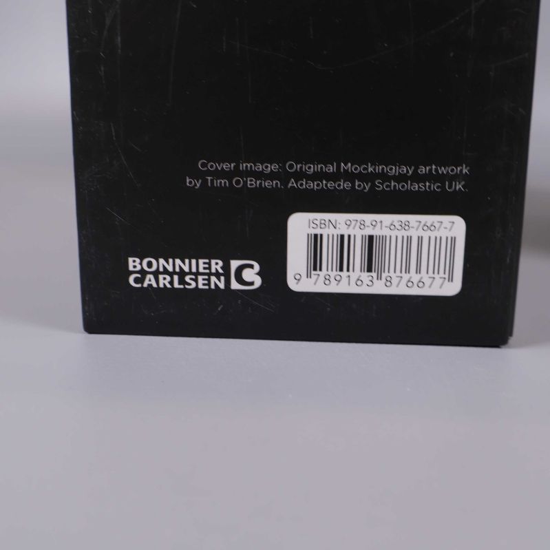Närbild på ISBN-nummer och Bonnier Carlsen-logga på bokens baksida