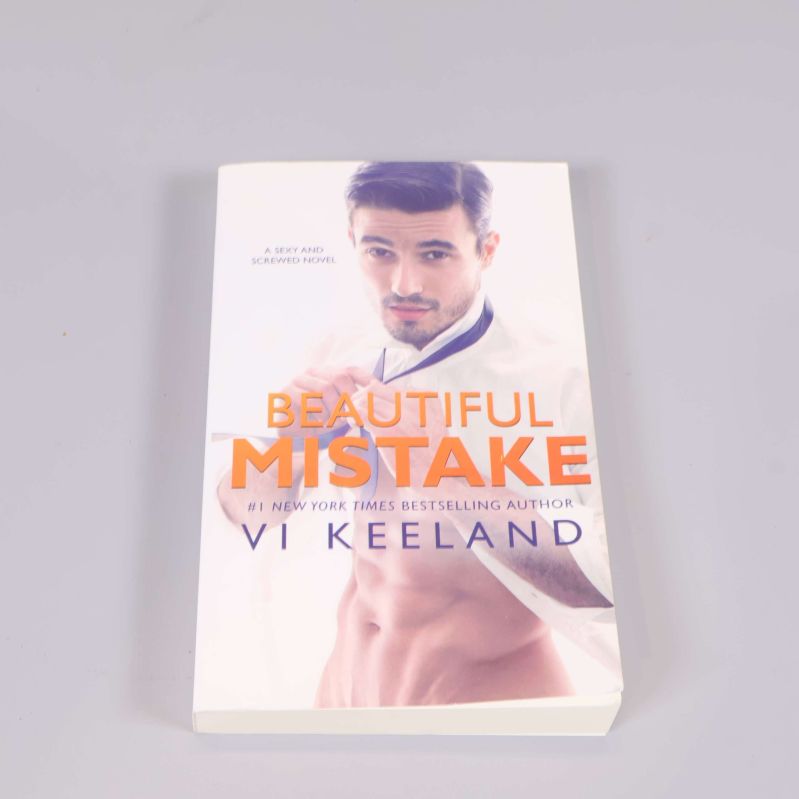Framsida av pocketbok Beautiful Mistake av Vi Keeland med färgstark titel
