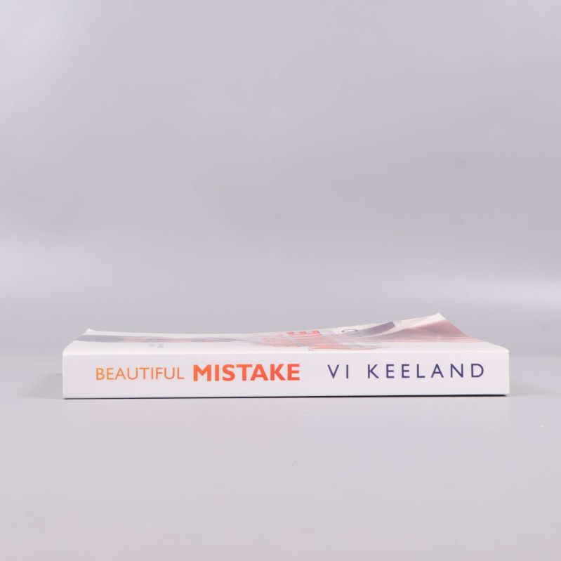 Bokrygg med texten Beautiful Mistake och Vi Keeland
