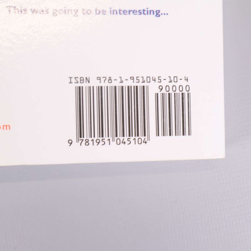 Närbild på baksida av Beautiful Mistake, visar ISBN-barcoden