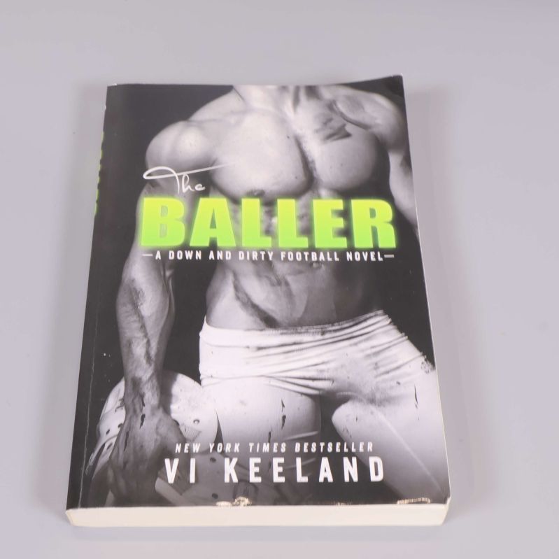 Framsida av boken The Baller med svartvitt omslag och grön text