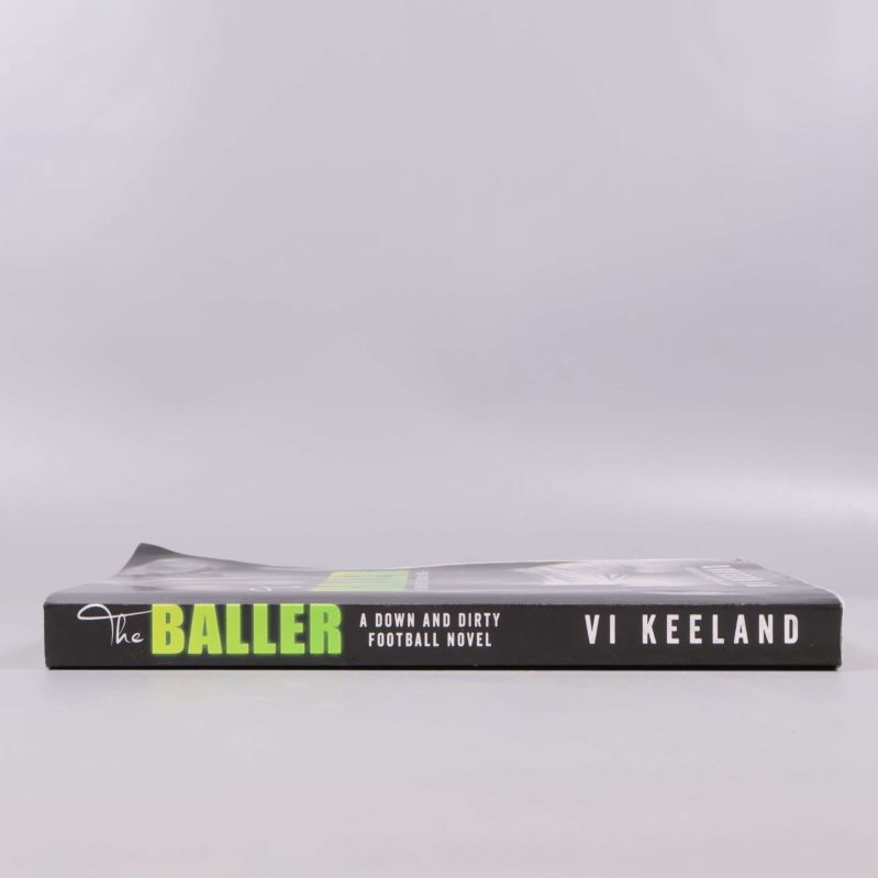 Bokens rygg med titeln The Baller och författare Vi Keeland