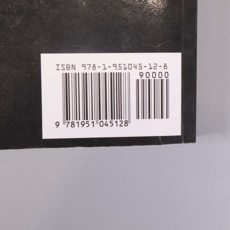Närbild på baksidan med tydlig ISBN-kod 978-1-951045-12-8
