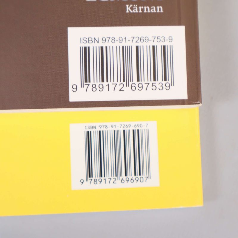 Närbild på ISBN-nummer och streckkoder för båda Elvis album