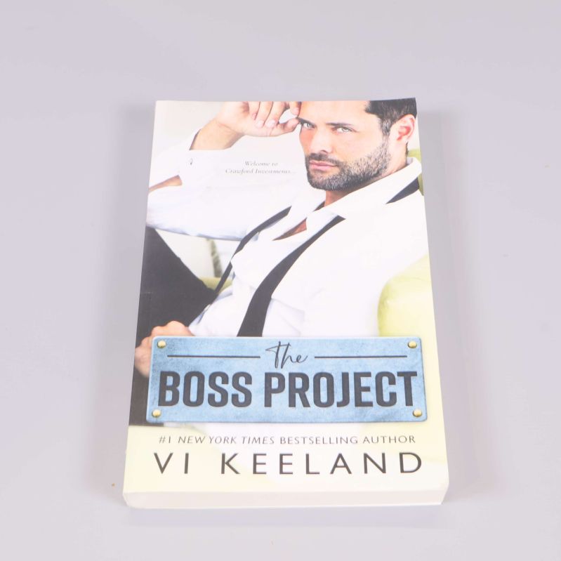 Framsidan av pocketboken The Boss Project med person i vit skjorta