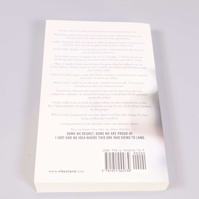 Baksida av The Boss Project med text och ISBN-nummer