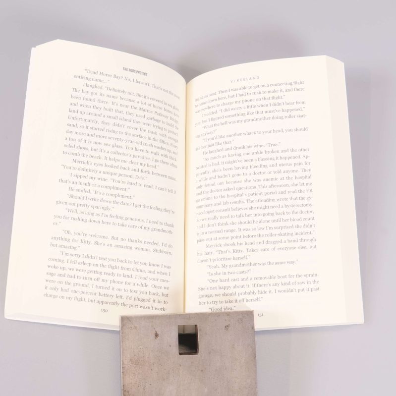 Uppslagen bok med synlig engelsk text inuti