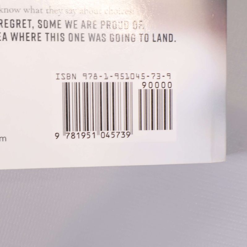 Närbild på baksidan med streckkod och ISBN för The Boss Project