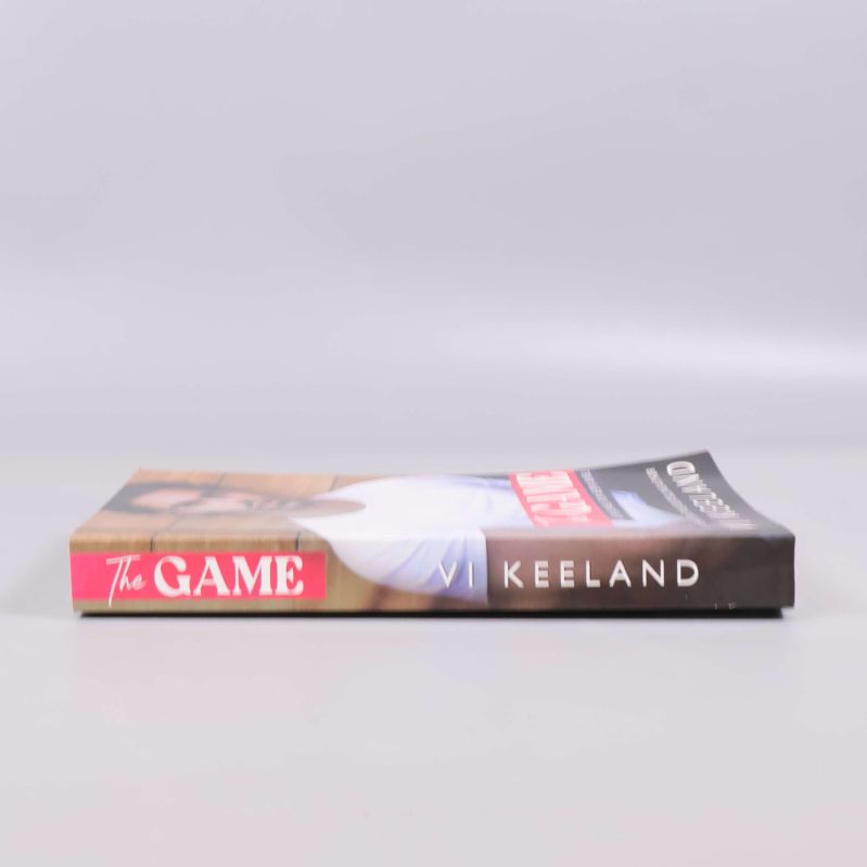 Bokrygg av The Game av Vi Keeland med tydlig titel och författarnamn