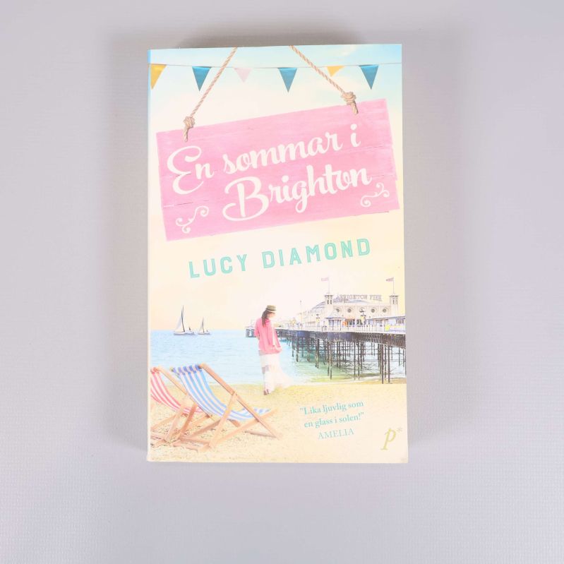 Framsida av boken En sommar i Brighton med färgglad strandillustration