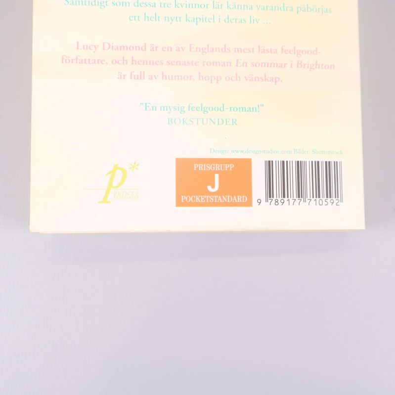 Detaljbild på baksidan av boken med prisgrupp och streckkod