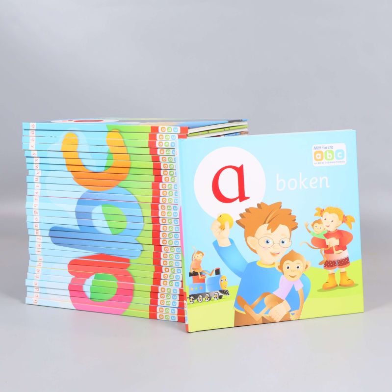 Bokpaket med framsida av a-boken synlig samt staplade böcker i alfabetisk ordning