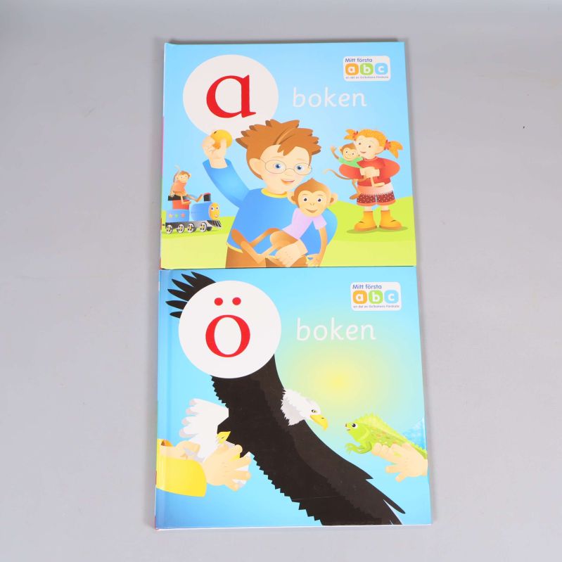 Två böcker med omslag av a-boken och ö-boken ur alfabetserien
