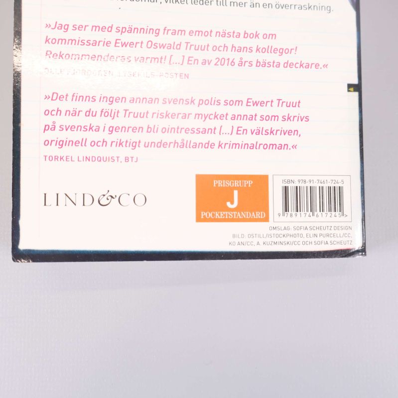 Närbild på baksidan med synlig ISBN och förlagslogotyp