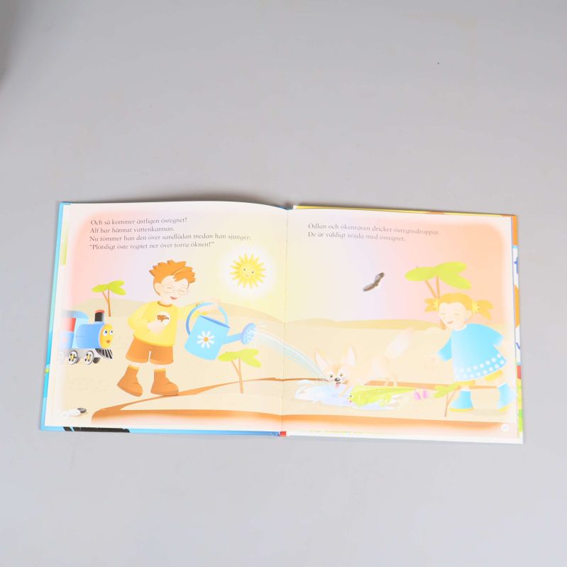 Uppslag ur en bok med illustrationer av barn som vattnar i en ökenmiljö