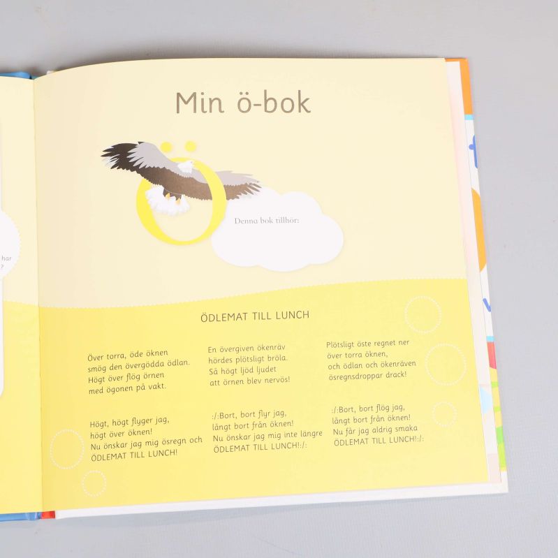 Insida av ö-boken med illustration av örn och sångtexten Ödlemat till lunch